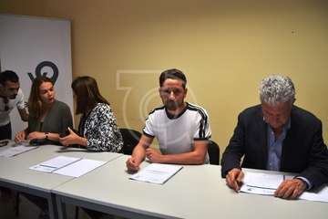 Reunión de los candidatos nacionalistas (NC) con la directiva del colectivo vecinal del Valle de los Nueve (Foto TA)